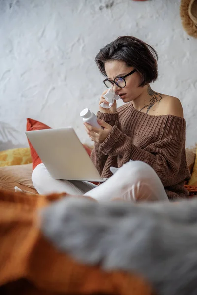 Женщина во время консультации врача онлайн в комнате — стоковое фото