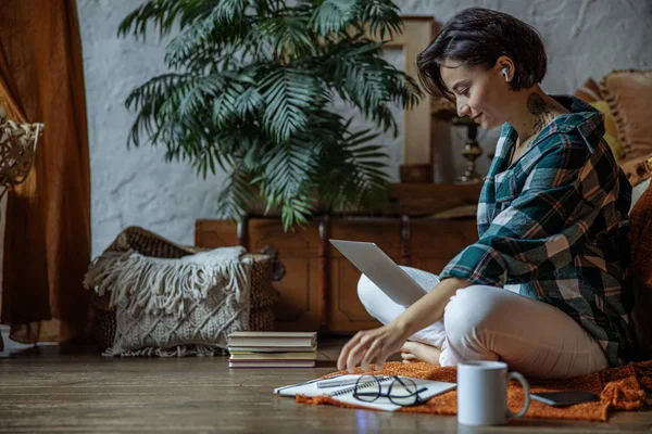 Leende ung kvinna tittar på laptop skärmen — Stockfoto