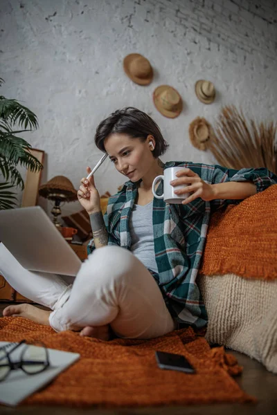 Mujer pensando en el trabajo mientras está sentada en casa — Foto de Stock