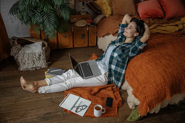 Mujer feliz está descansando durante el trabajo en casa — Foto de Stock