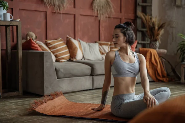 Hübsche junge Frau macht eine Yoga-Pose — Stockfoto