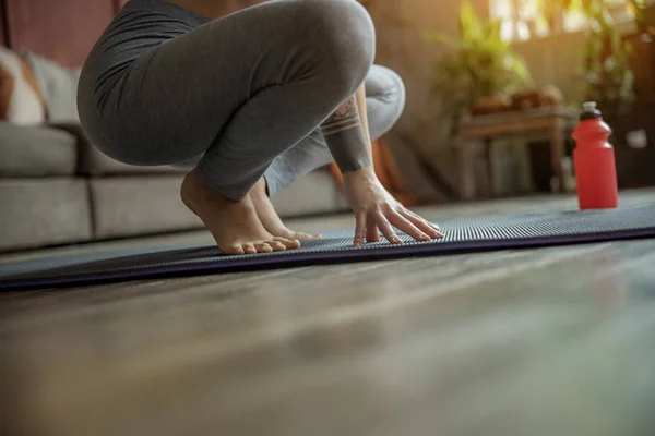 Mujer haciendo yoga o ejercicios de pilates en casa —  Fotos de Stock