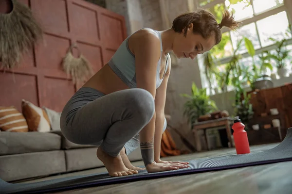 Junge hübsche Dame praktiziert Meditation drinnen — Stockfoto