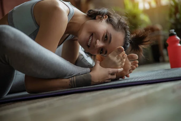 Dame macht Yoga-Übungen und meditiert zu Hause — Stockfoto