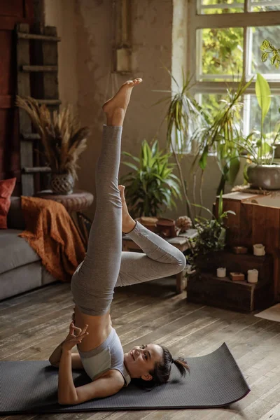 Linda chica en ropa deportiva está practicando yoga — Foto de Stock