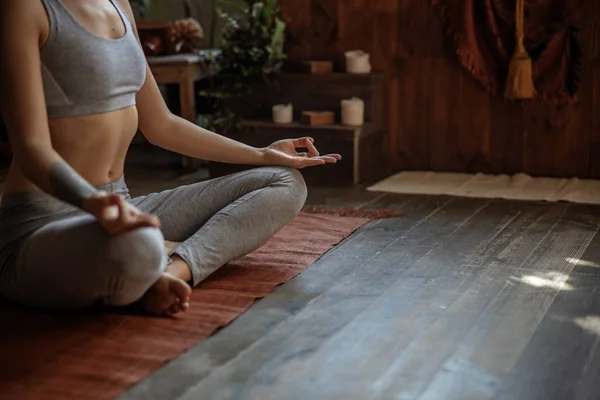 Slanke vreedzame dame die thuis yoga beoefent — Stockfoto