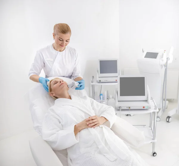 Mujer adulta está disfrutando de procedimiento de belleza — Foto de Stock