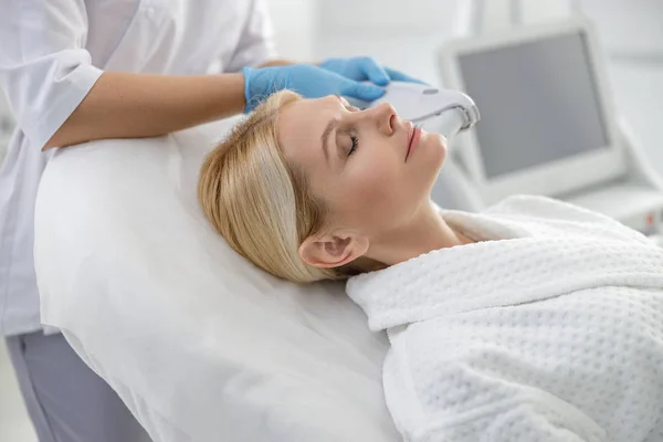 Adult lady enjoying facelift procedure in beauty salon — 스톡 사진