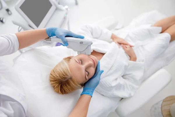 Жінка-косметолог робить нехірургічне ультразвукове ліфтинг — стокове фото