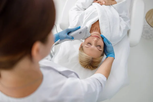 Terapeut gör kosmetisk plasma lyft för kvinna — Stockfoto