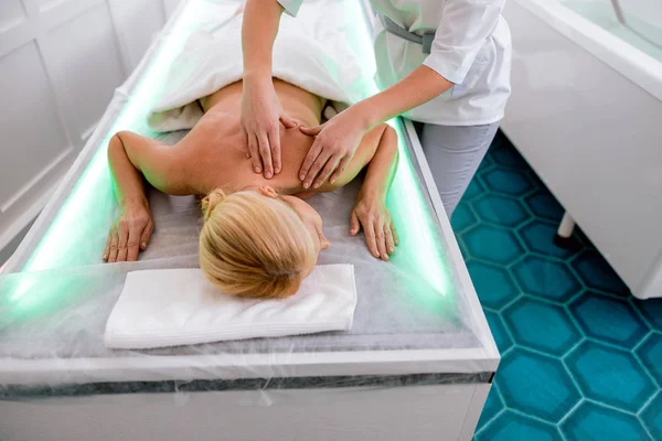 Vuxen kvinna är avkopplande i spa massage — Stockfoto