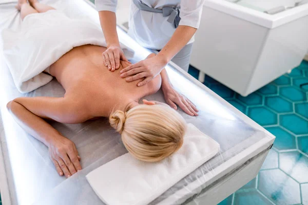 Kvinnan har avslappning massage i spa-centret — Stockfoto