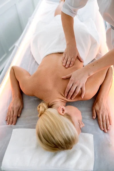 Adult lady doing spa body massage treatment — ストック写真
