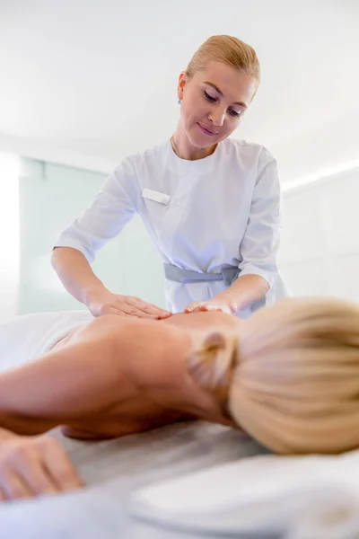 Lady med massage av kroppen i spa salongen — Stockfoto