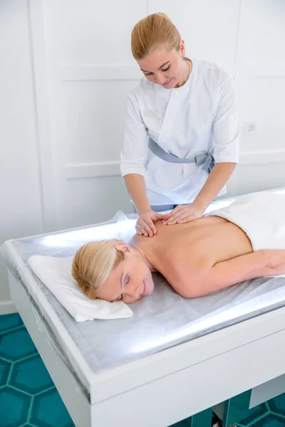 Donna calma durante procedura lussuosa di massaggio — Foto Stock