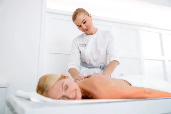 Lycklig kvinna som har helande terapi och massagebehandlingar — Stockfoto