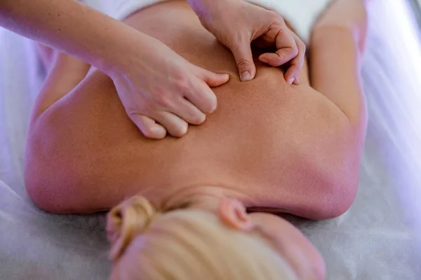 Вид зверху масаж рук масаж спини в спа-салоні — стокове фото