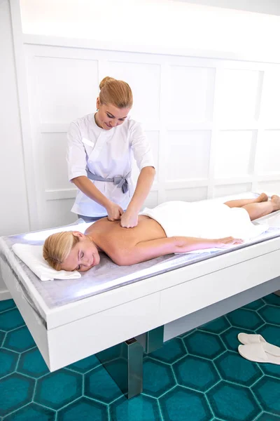 Vista dall'alto del massaggio alle mani nel salone spa — Foto Stock
