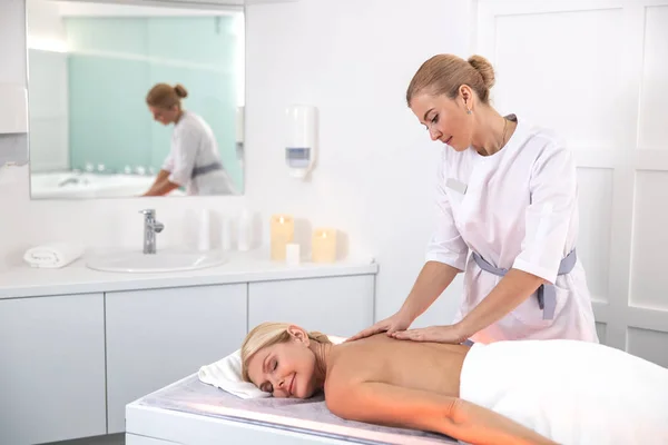 Happy beautiful woman is getting spa treatment — Stockfoto