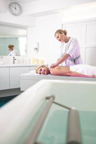 Terapeuta professionista sta facendo massaggio per la donna in spa — Foto Stock