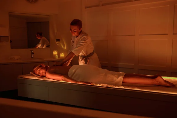 Vrouwelijke handarbeider maken massage in schoonheidssalon — Stockfoto
