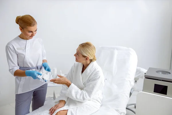 Beautician is explaining to patient about injection — Stock Photo, Image