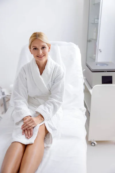 Sorrindo mulher adulta relaxante no salão de beleza — Fotografia de Stock