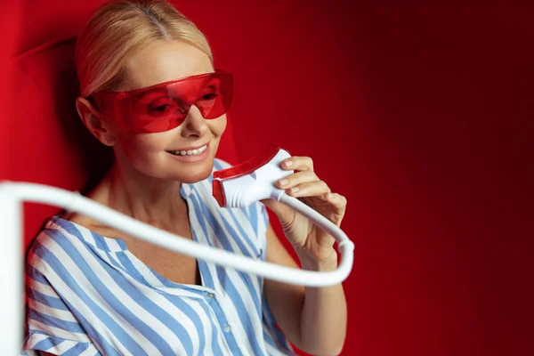 Glücklich erwachsene Frau mit Zahnaufhellung Verfahren — Stockfoto