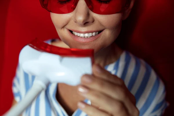 Крупним планом обличчя дорослої жінки на відбілювання зубів — стокове фото