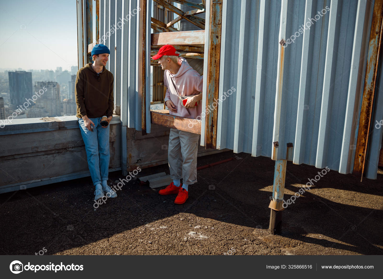 Dois caras conversando enquanto estavam no telhado — Foto © iakovenko123  #325866516