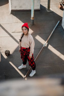 Dışarıda kamerada poz veren mutlu güzel bayan.