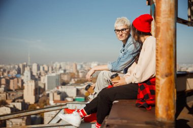 Genç kız çatıdaki sevgilisine bakıyor.