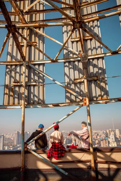 Friends looking at city view on roof — Stock Photo, Image