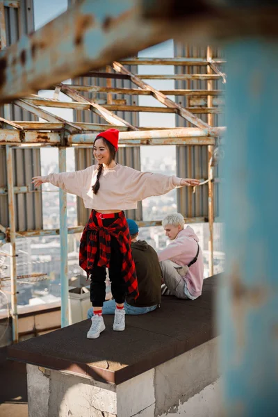 Glückliche hübsche Dame posiert wie auf dem Dach — Stockfoto