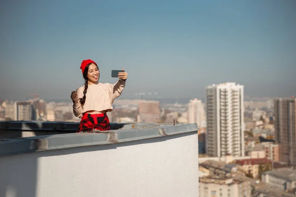 Sonriendo bonita dama haciendo selfie en el techo — Foto de Stock