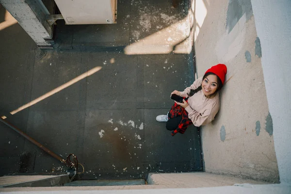 Heureuse jeune fille en chapeau rouge regardant vers le haut sur la caméra — Photo