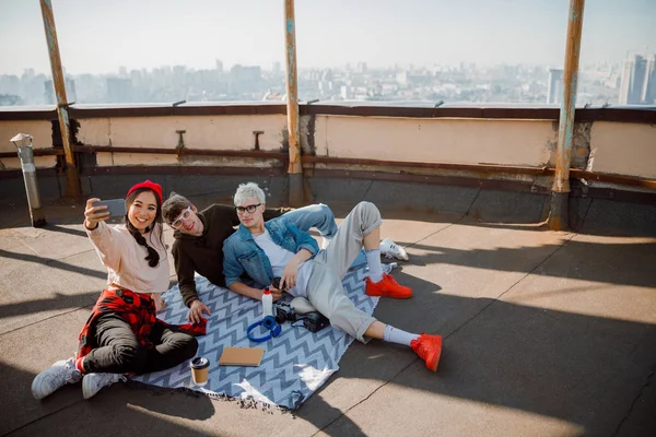 Glimlachende vrienden maken selfie op het dak — Stockfoto