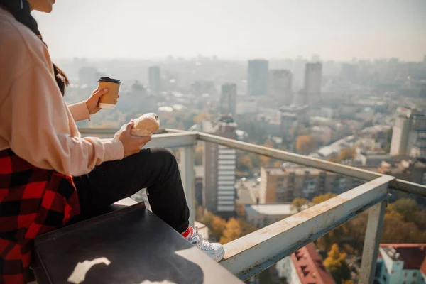 Junges Mädchen sitzt beim Mittagessen auf Dach — Stockfoto