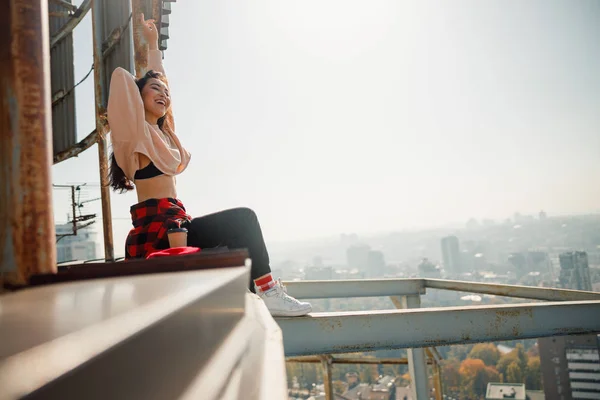 Улыбающаяся азиатка веселится на крыше — стоковое фото