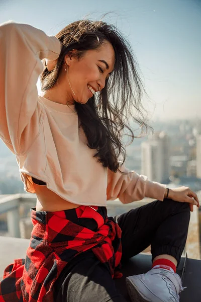 Bonita asiática dama se ríe en el techo —  Fotos de Stock