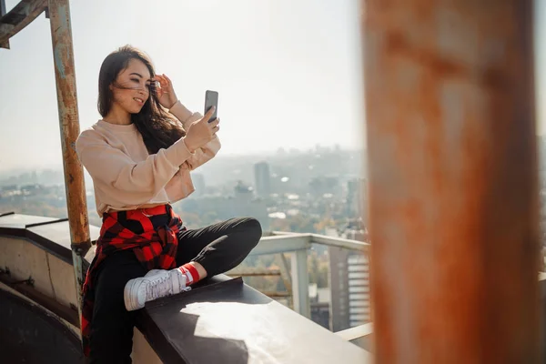 Sorrindo linda senhora fazendo selfie no telhado — Fotografia de Stock