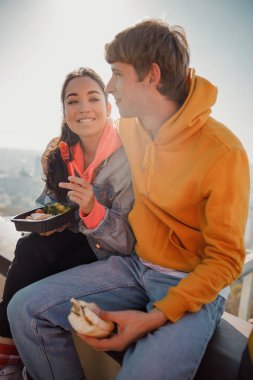 Mutlu güzel kız arkadaşı dışarıda erkek arkadaşına bakıyor.