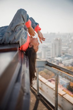 Gülümseyen güzel bayan çatıda poz veriyor