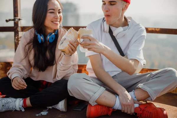 Glückliches junges Paar genießt Essen auf dem Dach — Stockfoto