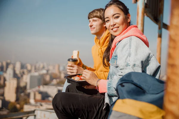 Sonriendo bonita dama está sosteniendo ensalada en el techo — Foto de Stock