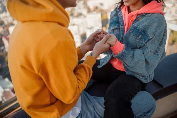 Close up de homem segurando as mãos namorada no telhado — Fotografia de Stock