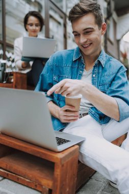 Meslektaşımla merdivenlerde çalışırken gülümseyen genç adam.