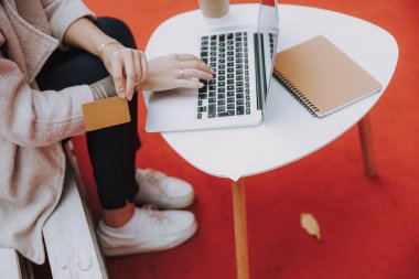 Kadının yakın çekimi internetten alışveriş yapıyor.