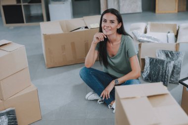 Gülümseyen genç bayan yeni evine kamera yerleştiriyor.