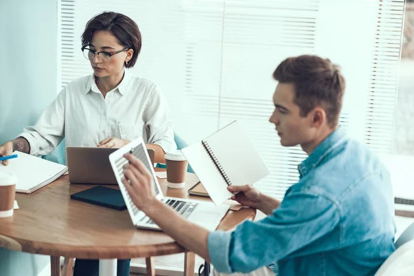 Twee medewerkers zitten aan een tafel in het kantoor — Stockfoto